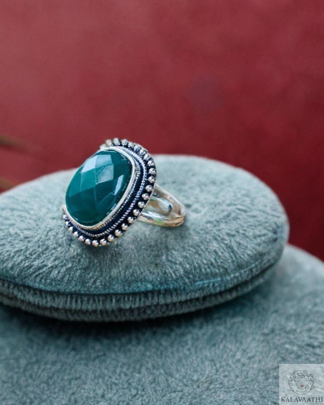 Elegant oxidised ring featuring a green stone in royal design